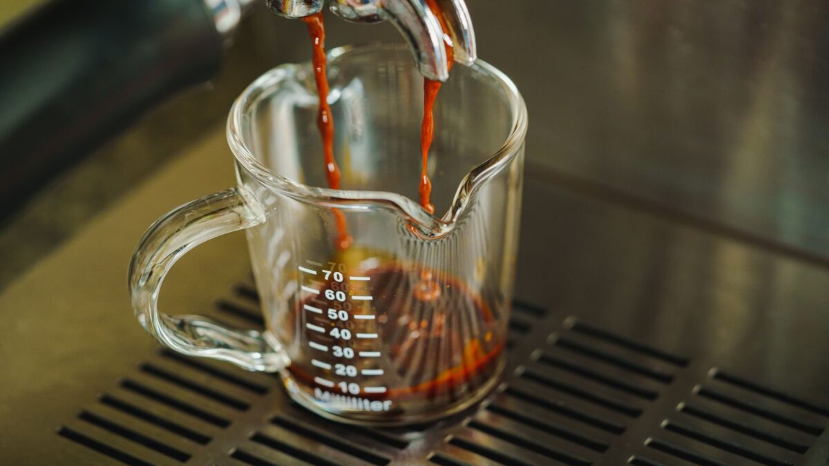 Kaffeemaschine mit Festwasseranschluss: Wann lohnt es sich?