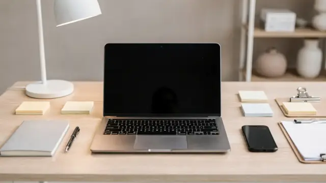 Moderner Homeoffice-Arbeitsplatz zum Start eines Online-Business mit Laptop und Notizbuch