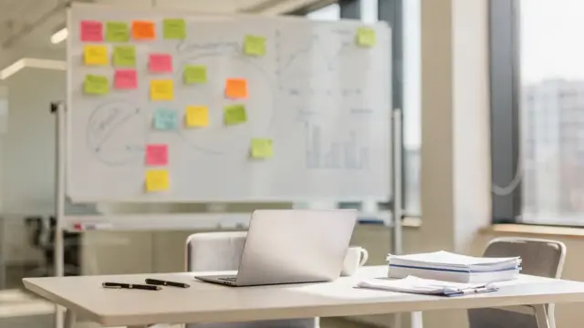 Start-up-Team analysiert Zielgruppe an Whiteboard im Büro