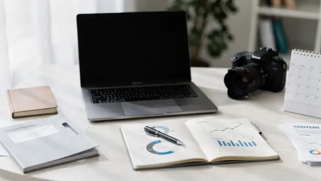 Marketing-Workspace mit Laptop, Notizen und Analysen zum Thema Inhalte, die potenzielle Kunden überzeugen
