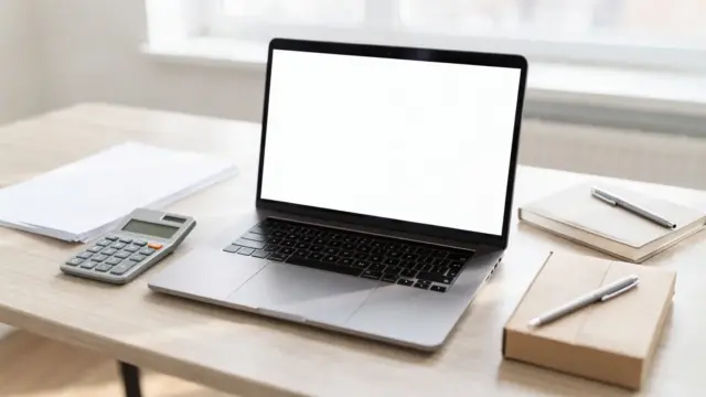 Büroarbeitsplatz mit Laptop, Unterlagen und Paketbox zum Thema Rechtsform für einen Onlineshop
