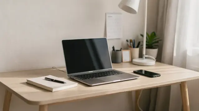 Homeoffice mit Laptop und Kalender zum Thema Freelancing neben dem Job