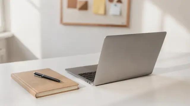 Moderner Arbeitsplatz mit Laptop und Notizbuch zum Thema Unternehmer-Mindset und unternehmerischer Erfolg