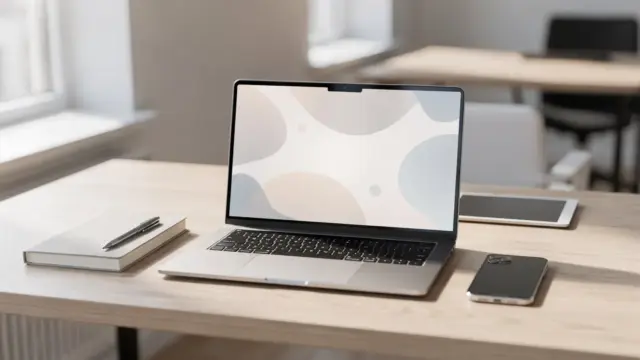 KI-Tools für Content: Laptop mit generischer AI-Oberfläche, Notizbuch und Smartphone auf einem Schreibtisch