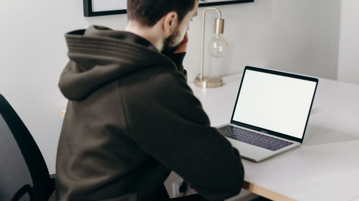 Webdesigner vs. Baukasten: Was Selbstständige wissen müssen