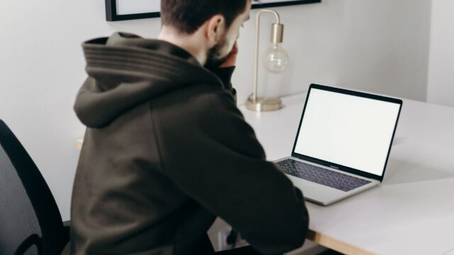 Webdesigner vs. Baukasten: Was Selbstständige wissen müssen
