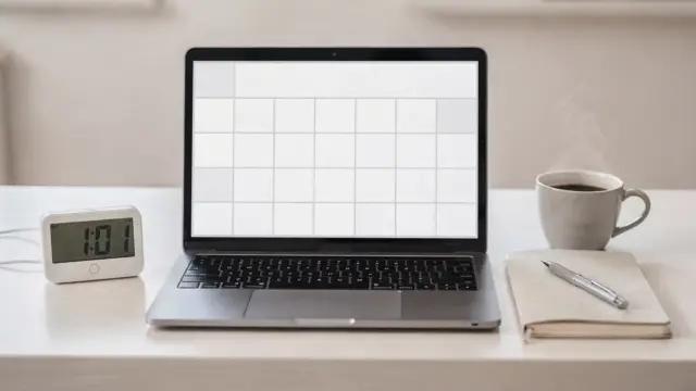 Homeoffice-Schreibtisch mit Laptop, Timer und Kalender für Timeboxing im Homeoffice