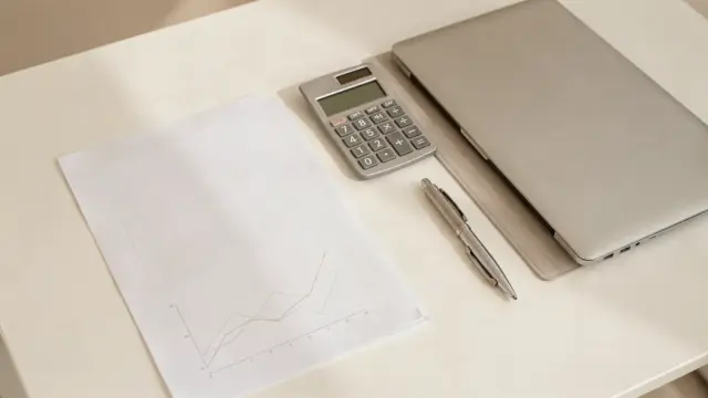 Bürotisch mit Unterlagen zum Thema Haftung im Einzelunternehmen