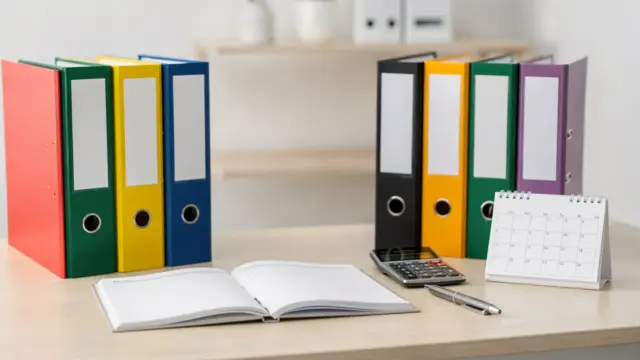 Büro-Setup mit Kalender, Buchhaltung und Akten zu UG-Pflichten einer Unternehmergesellschaft